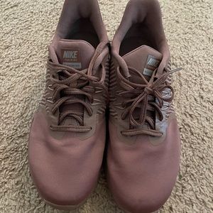 Nike tennis shoes / sneakers